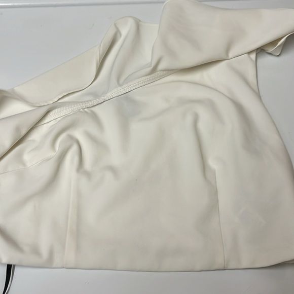 Forever 21 women’s One shoulder ruffled top, white/cream colour size small - Picture 3 of 4